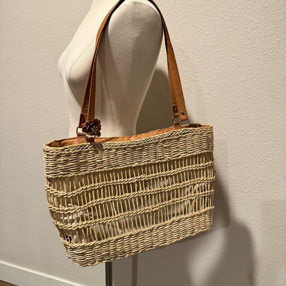 Woven Straw Tote Bag Tan Faux Leather Straps Floral Applique Beige Shoulder Bag